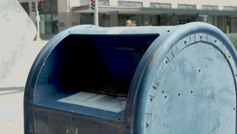 Dame-Wirft-Post-In-Briefkasten