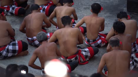 Kecak-Tanzaufführung-Im-Uluwatu-Tempel,-Bali,-Indonesien