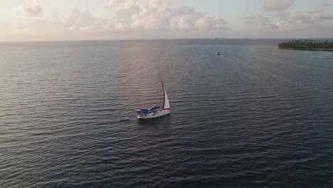 Drohnenclip-Eines-Segelboots-Bei-Einem-Wunderschönen-Sonnenuntergang-Auf-Den-San-Blas-Inseln-