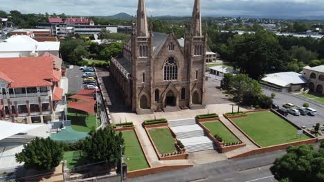 Drone-Descendiendo-Frente-A-Una-Gran-Iglesia-Católica-En-Australia