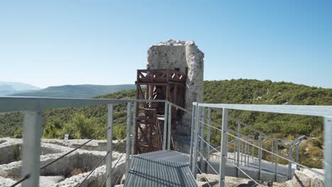 Disparo-Acercándose-Pasando-A-Través-De-Las-Rampas-De-Acero-Hacia-La-Plataforma-De-Observación-En-La-Cima-De-Las-Antiguas-Ruinas-De-Perperikon-Ubicadas-En-La-Montaña-Ródope-En-Bulgaria