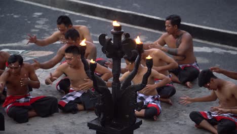 Espectáculo-De-Danza-Kecak-En-El-Templo-De-Uluwatu,-Bali,-Indonesia