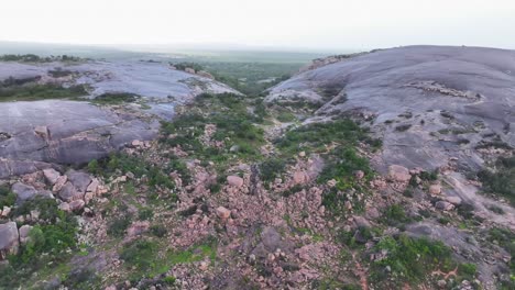 Das-Texanische-Hügelland-Ist-übersät-Mit-Kuppeln-Und-Bergen-Aus-Rosa-Granit