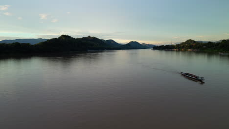 Los-Barcos-Fluviales-Locales-Exploran-El-Mekong-Al-Atardecer-En-Luang-Prabang,-Laos.