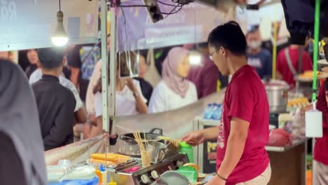 El-Vendedor-De-Comida-Callejera-De-Indonesia-Está-Cocinando-Comida-Para-El-Cliente.