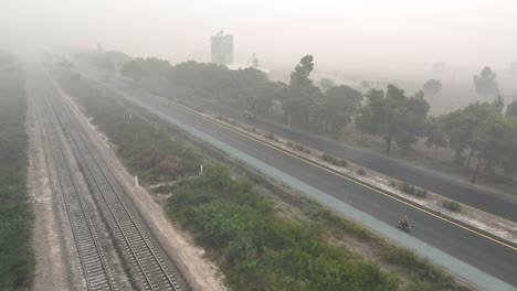 Drohnen-Vogelperspektive-über-Sahiwal-Zur-Multan-Road-In-Punjab,-Es-Ist-Sehr-Neblig