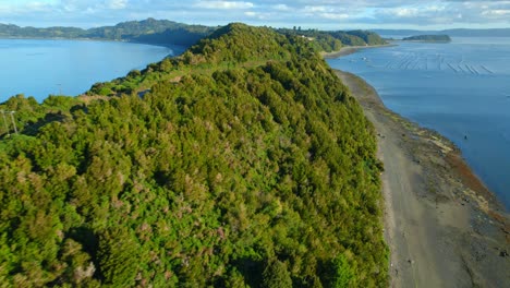 Überführung-Unberührter-Strände-Im-Schmalen-Kanal,-Der-Die-Insel-Lemuy-Mit-Detif-In-Chiloé-Verbindet,-Autoverfolgung,-Chile