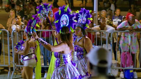 Retrovisor-De-Un-Grupo-De-Mujeres-Vestidas-Con-Trajes-Brillantes-De-Plumas-Azules-Plateadas-Durante-El-Desfile-De-Carnaval