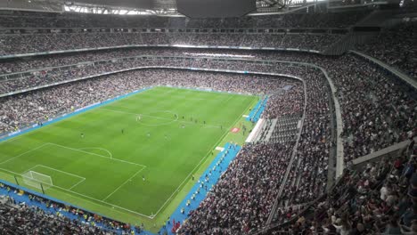 Disparo-De-Izquierda-A-Derecha-En-El-Estadio-Del-Real-Madrid-Durante-El-Partido-Clásico-De-Fútbol-Corazon-Real-Madrid-Legends-Vs-Oporto-Vintage-En-Marzo-De-2024-Durante-El-Descanso-Del-Partido