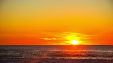 Colorful-vibrant-sunrise-over-ocean-horizon,-time-lapse-view