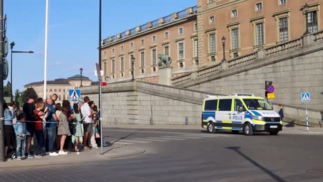 Furgoneta-De-Policía-Con-Luces-Parpadeantes-Junto-Al-Palacio-Real-Sueco-En-El-Día-Nacional,-Slomo