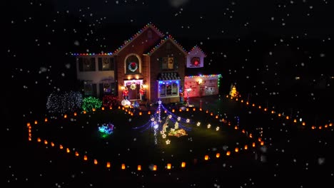 Schneegestöber-Auf-Festlichem-Amerikanischen-Haus-Mit-Weihnachtsbeleuchtung-Und-Dekor-In-Der-Winternacht