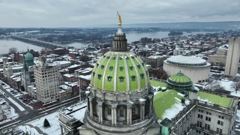 Cúpula-Del-Capitolio-De-Pensilvania-Cubierta-De-Nieve-En-El-Día-De-Invierno