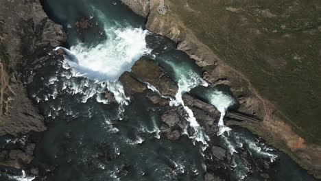 Atemberaubende-Luftaufnahme-Des-Godafoss-Wasserfalls-In-Island