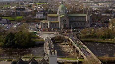 Saint-Patrick&#39;s-Parade-überquert-Die-Brücke-Der-Kathedrale-Von-Galway
