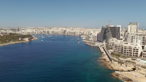 Una-Vista-Aérea-De-La-Ciudad-Turística-De-Sliema-En-Malta-En-Una-Mañana-Soleada