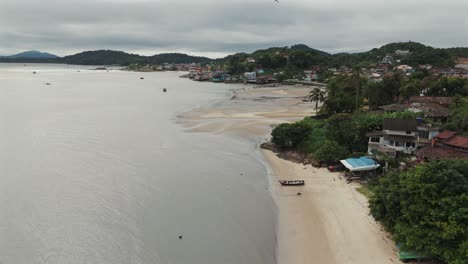 Luftbild-Zeigt-Ein-Fischerdorf-An-Der-Brasilianischen-Küste-Mit-Blick-Auf-Die-Weite-Des-Atlantischen-Ozeans