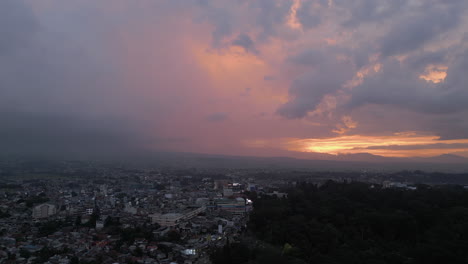 La-Tranquila-Ciudad-De-Bogor-Mientras-El-Cielo-Nocturno-Se-Vuelve-Rojo-En-La-Pista-De-Indonesia