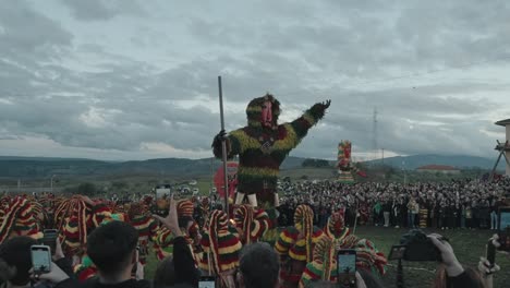 Efigie-Gigante-Que-Se-Eleva-Sobre-Una-Multitud-De-Turistas-En-El-Carnaval-De-Podence