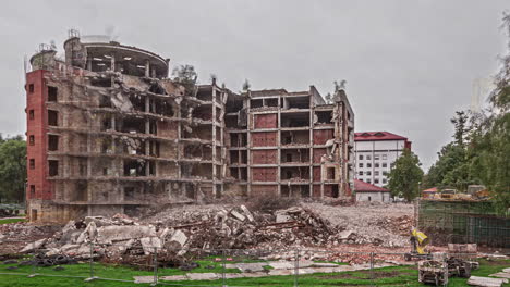 Demolishing-old-multi-story-building,-time-lapse-view