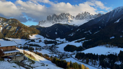 Dolomitas-Maravillosas-Celestial-Hora-Dorada-Atardecer-Val-Di-Funes-Otoño-Primera-Nieve-Alpes-Italianos-Pueblo-De-Montaña-Rural-Campo-Tirol-Del-Sur-Provincia-De-Bolzano-Dentado-Tres-Picos-Lavaredo-Pan-Izquierda-Movimiento