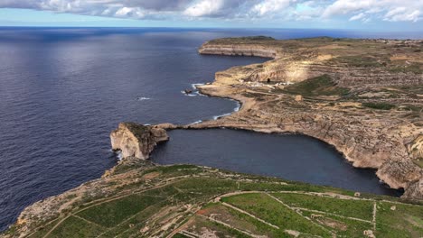 Imágenes-De-Vista-Aérea-Del-Mar-Interior-En-La-Bahía-De-Dwejra-Con-Roca-De-Hongo,-Ventana-Azul-Colapsada,-Cueva-Submarina