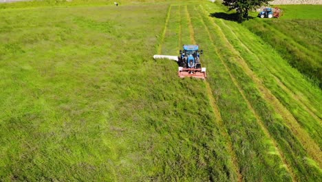 Tractor-Con-Segadora-Doble-Filmado-Durante-La-Cosecha-De-Heno.