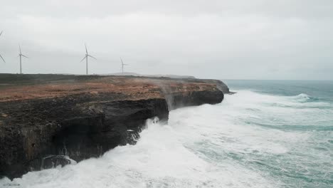 Schwenk-Drohnenansicht-Des-Meerwassers,-Das-An-Einem-Bewölkten-Tag-Auf-Die-Küste-Von-Cape-Bridgewater,-Australien-Trifft