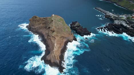 -Farol-Do-Ilhéu-Bietet-Einen-Luftblick-über-Den-Leuchtturm-Der-Insel,-Umgeben-Von-Einer-Meereslandschaft-Des-Atlantischen-Ozeans