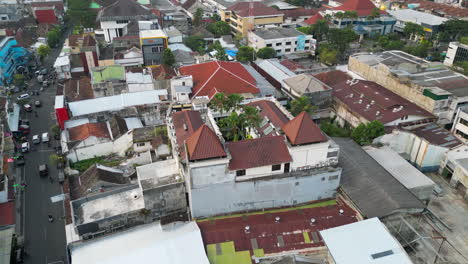 Palmen-Wachsen-Aus-Einem-Hoteldach-In-Der-Innenstadt-Von-Malang,-Drohne