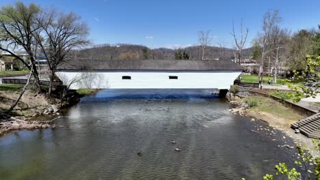 Puente-Cubierto-En-Primavera,-Elizabethton-Tennessee