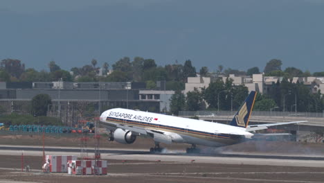 Eine-Boeing-777-Der-Singapore-Airlines-Landet-Auf-Landebahn-24r-Am-Los-Angeles-International-Airport