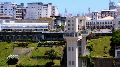 Vista-Aérea-Del-Elevador-Lacerda-Y-La-Ciudad-Al-Fondo,-Salvador,-Bahía,-Brasil.