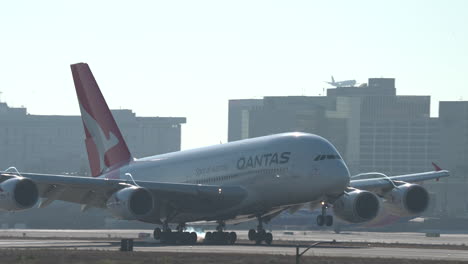 Un-Airbus-A380-De-Qantas-Airlines-Aterriza-En-La-Pista-24r-Del-Aeropuerto-Internacional-De-Los-Ángeles,-Filmado-En-Cámara-Lenta.