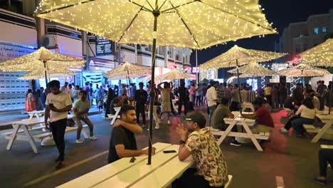 Die-Bewohner-Genießen-Das-Ramadan-Streetfood-Festival,-Während-Sich-Die-Sheikh-Hamdan-Kolonie-Von-Karama-In-Dubai,-Vereinigte-Arabische-Emirate,-Mit-Lichtern-Und-Essensständen-Verwandelt