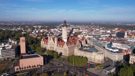Ayuntamiento-De-Leipzig,-Alemania,-Torre-Y-Paisaje-Urbano-En-Un-Día-Soleado-De-Verano,-Vista-Aérea-De-Drones