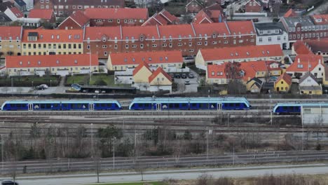 Los-Trenes-Están-Parados-En-La-Estación-De-Tren-Esperando-Su-Turno-Para-Moverse.