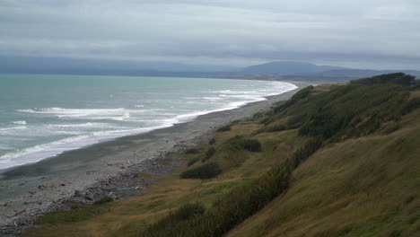 Ubicado-En-Fiordland,-Nueva-Zelanda,-El-Sereno-Lago,-Rodeado-De-Exuberante-Vegetación,-Crea-Una-Sorprendente-Vista-Panorámica.