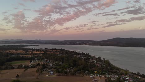 Hyperlapse-Aufnahme-Der-Stadt-Launceston-Am-Tamar-River-Während-Des-Goldenen-Sonnenuntergangs,-Tasmanien