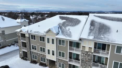 Modernes-Mehrfamilienhaus-In-Einer-US-Stadt-Mit-Schneebedecktem-Dach