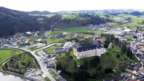 Hermosas-Imágenes-De-Drones-Del-Antiguo-Castillo-En-El-Pueblo-Austriaco-&quot;grein&quot;