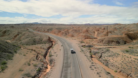 Toma-De-Seguimiento-Mientras-Una-Casa-Rodante-Conduce-Por-Una-Carretera-Tranquila-En-El-Desierto.