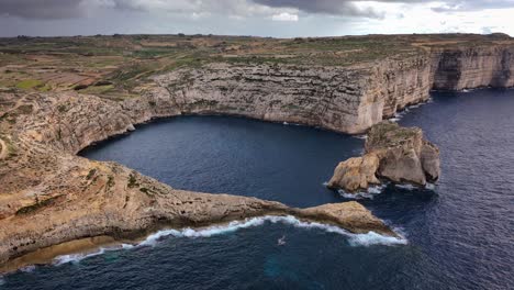 Luftaufnahme-Des-Pilzgesteins-In-Der-Bucht-Von-Dwejra,-Gozo