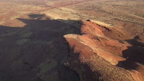 Aerial-establishing-shot-of-Mount-Bruce-in-Karijini-National-Park-during-sunny-day,-Western-Australia