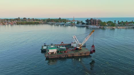 Excavadora-Flotante-En-Plataforma-Limpiando-El-Sucio-Río-Ozama-En-República-Dominicana