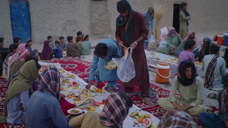 Personas-Que-Tienen-Ramadán-Iftar-Por-La-Noche-En-Khuzdar,-Baluchistán,-Pakistán