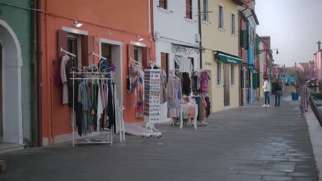 Callejón-De-Burano-Con-Coloridos-Percheros-De-Ropa