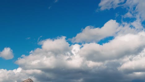 Zeitraffer-Von-Wolken-über-Einem-Hügel