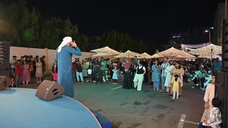 Die-Bewohner-Genießen-Das-Ramadan-Streetfood-Festival,-Während-Sich-Die-Sheikh-Hamdan-Kolonie-Von-Karama-In-Dubai,-Vereinigte-Arabische-Emirate,-Mit-Lichtern-Und-Essensständen-Verwandelt