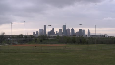 Drohnenansicht-Der-Innenstadt-Von-Houston,-Texas-Vom-Nachbarschaftspark-Aus